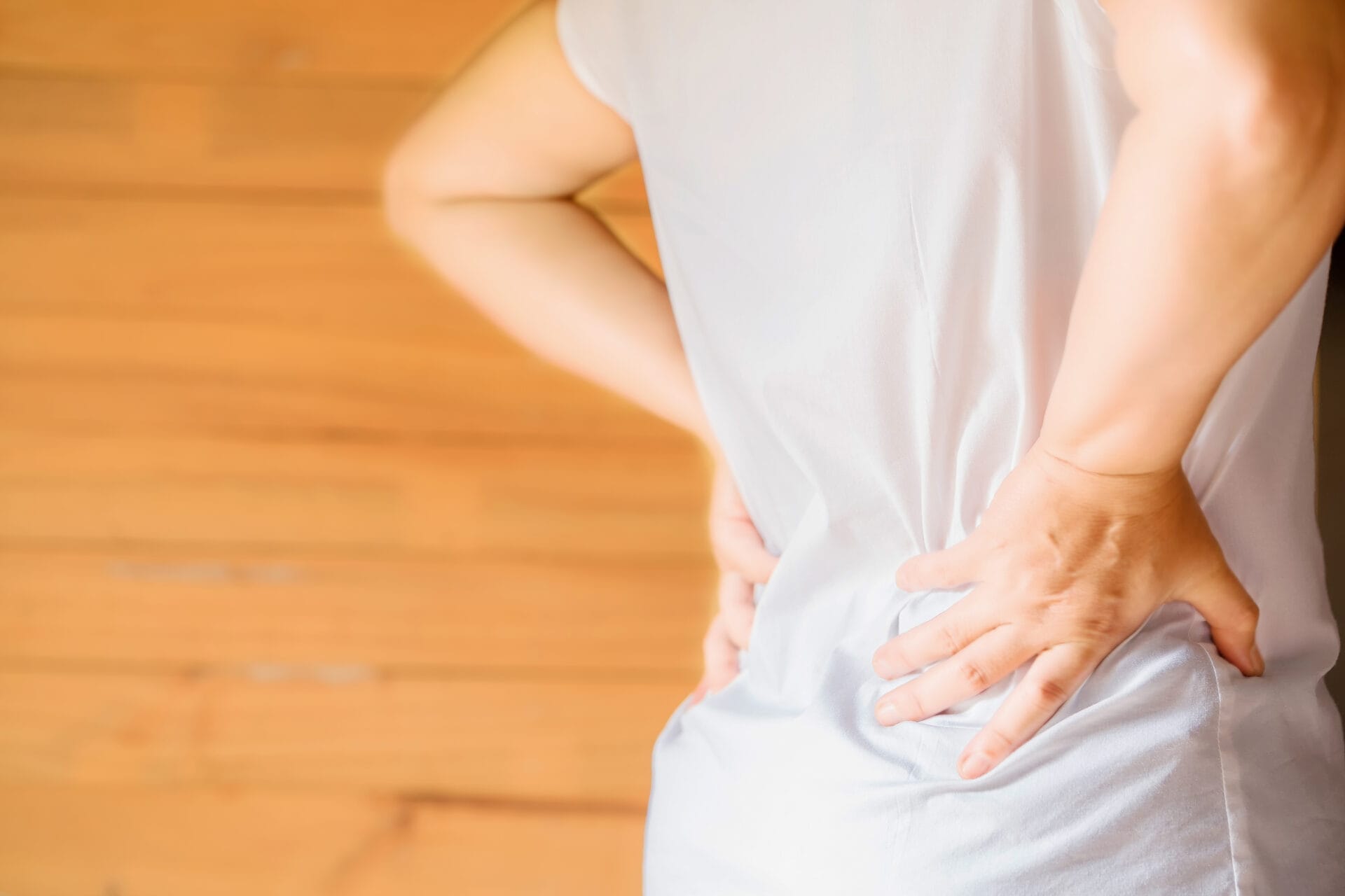 Woman’s hand he is caught at the waist and her back Is an ergonomic chair good for back pain?