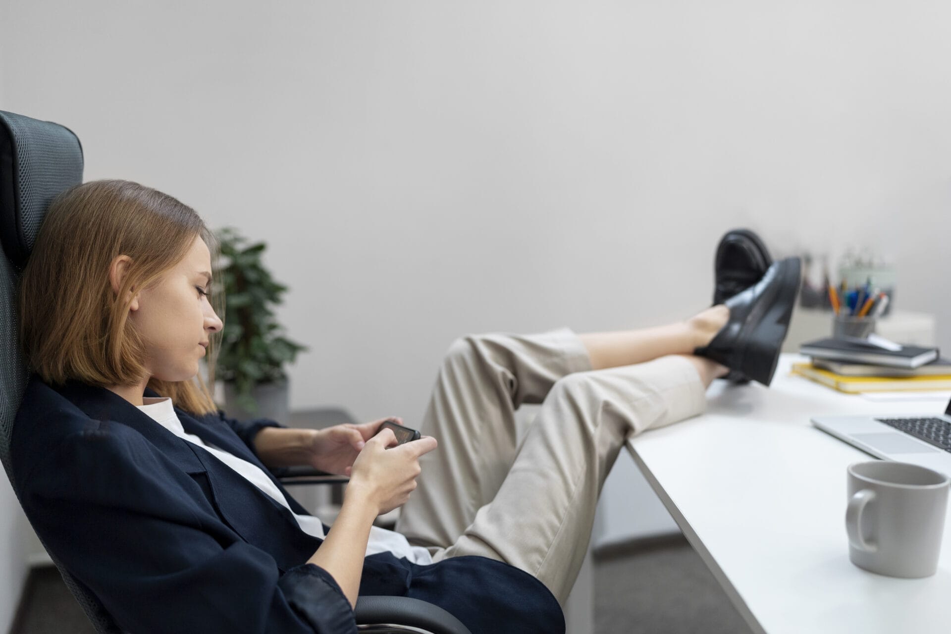 Can I sit cross-legged in an ergonomic chair?