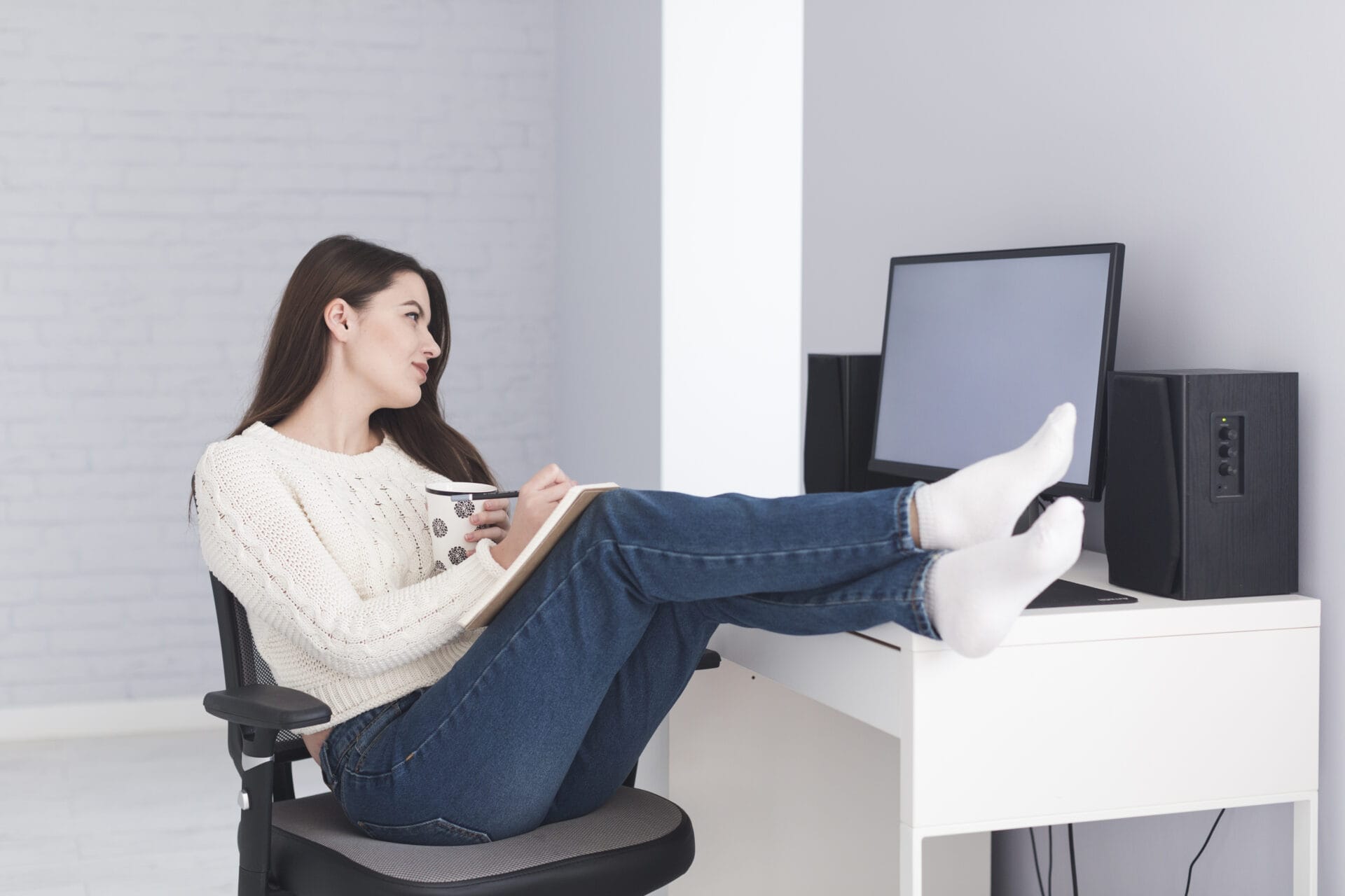 Who should use an ergonomic chair?