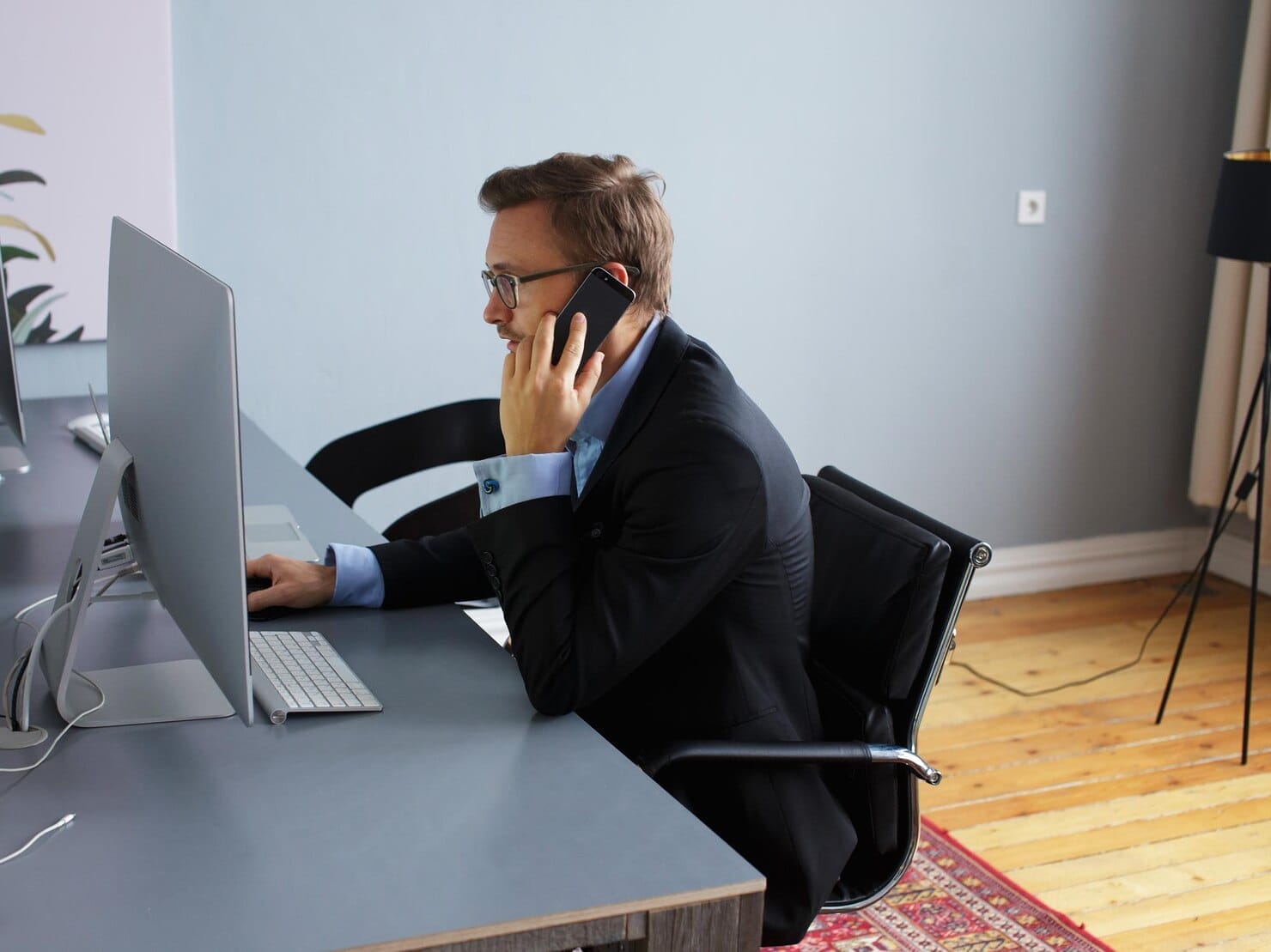 young-business-man-speaking-phone-office_613910-11274